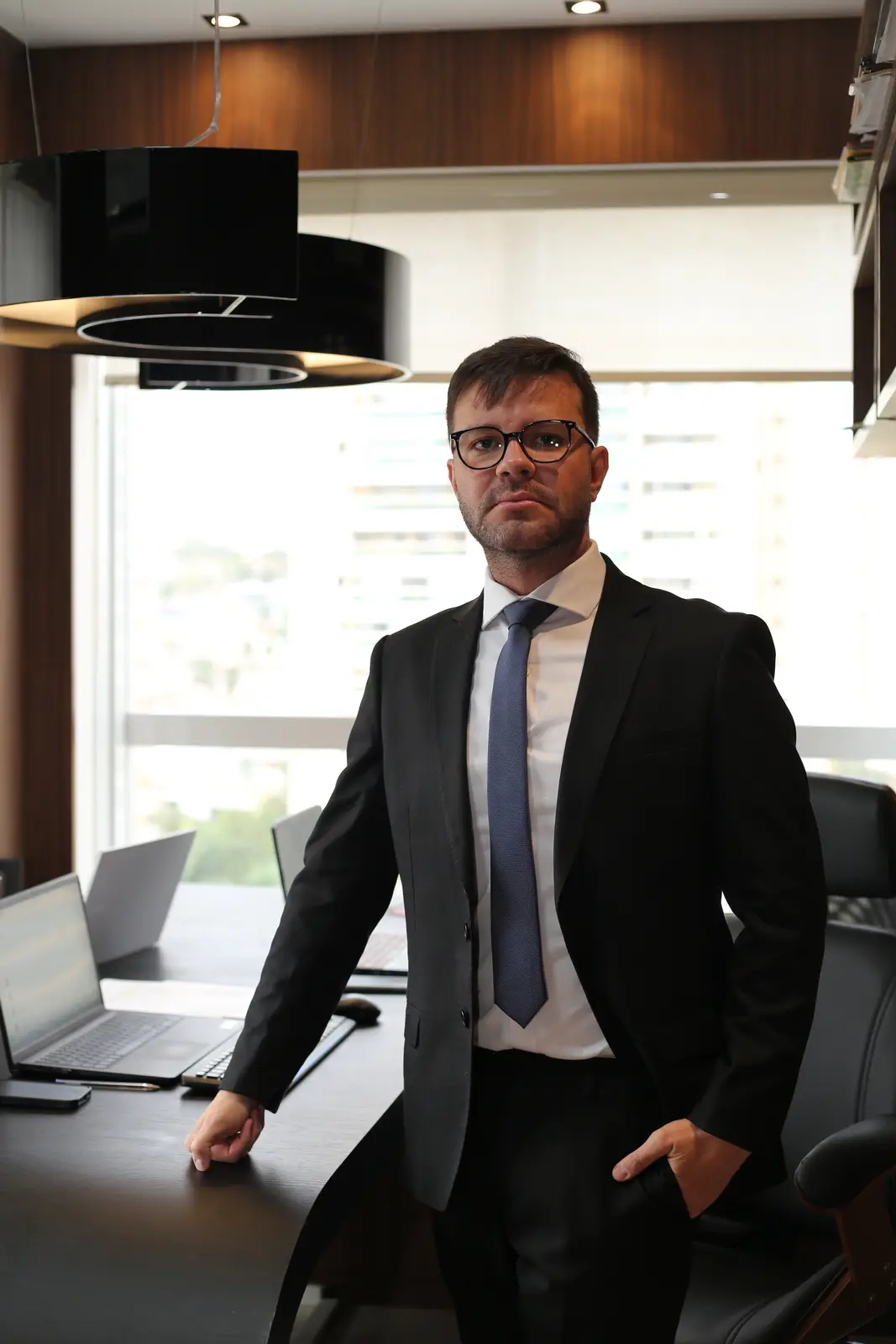 Dr. Gabriel Godoi de pé junto à mesa