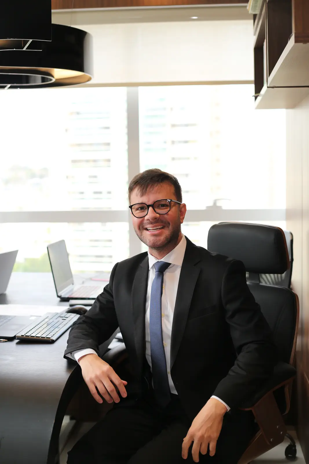 Dr. Gabriel Godoi sentado à mesa