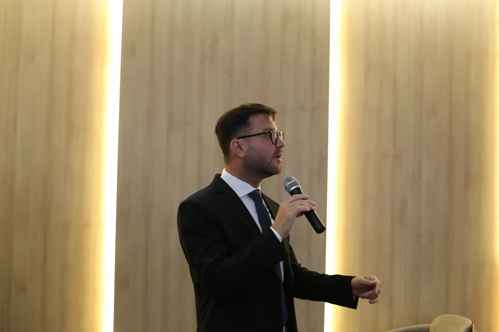 Dr. Gabriel Godoi falando ao público