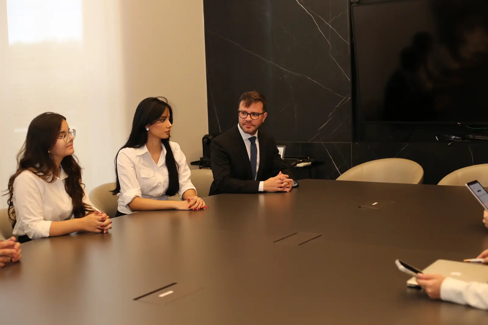Equipe na sala de reuniões do escritório